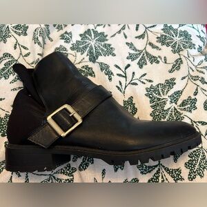 Unisa Size 9 1/2 Black Leather Buckle Ankle Boot